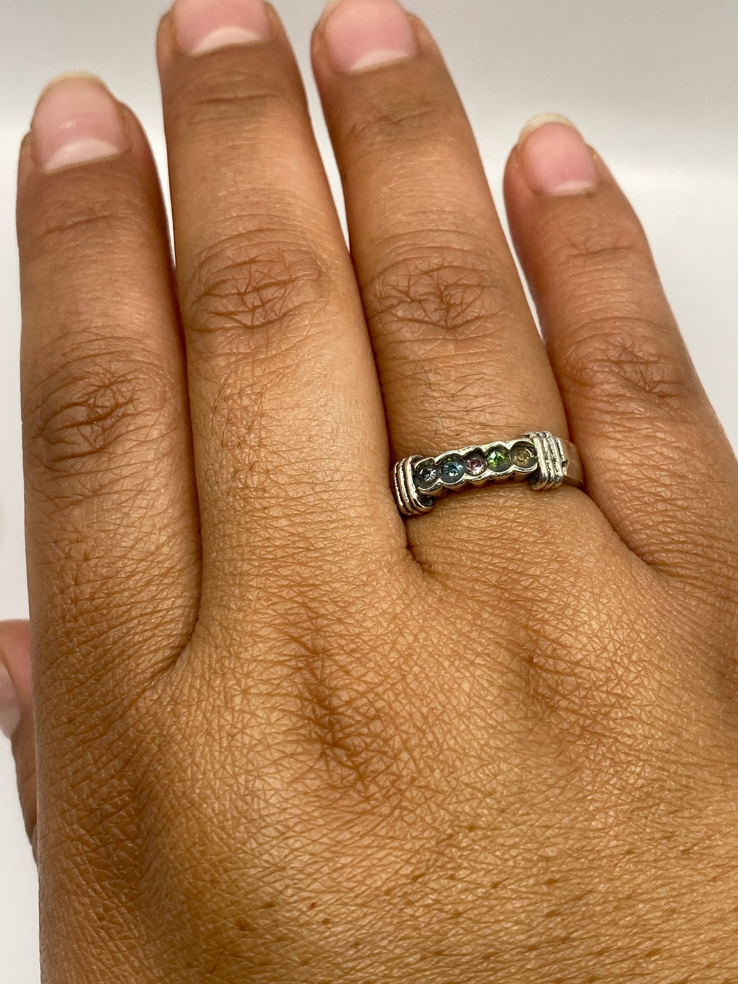 Anillo de circonia multicolor sobre banda de plata pulida a espejo