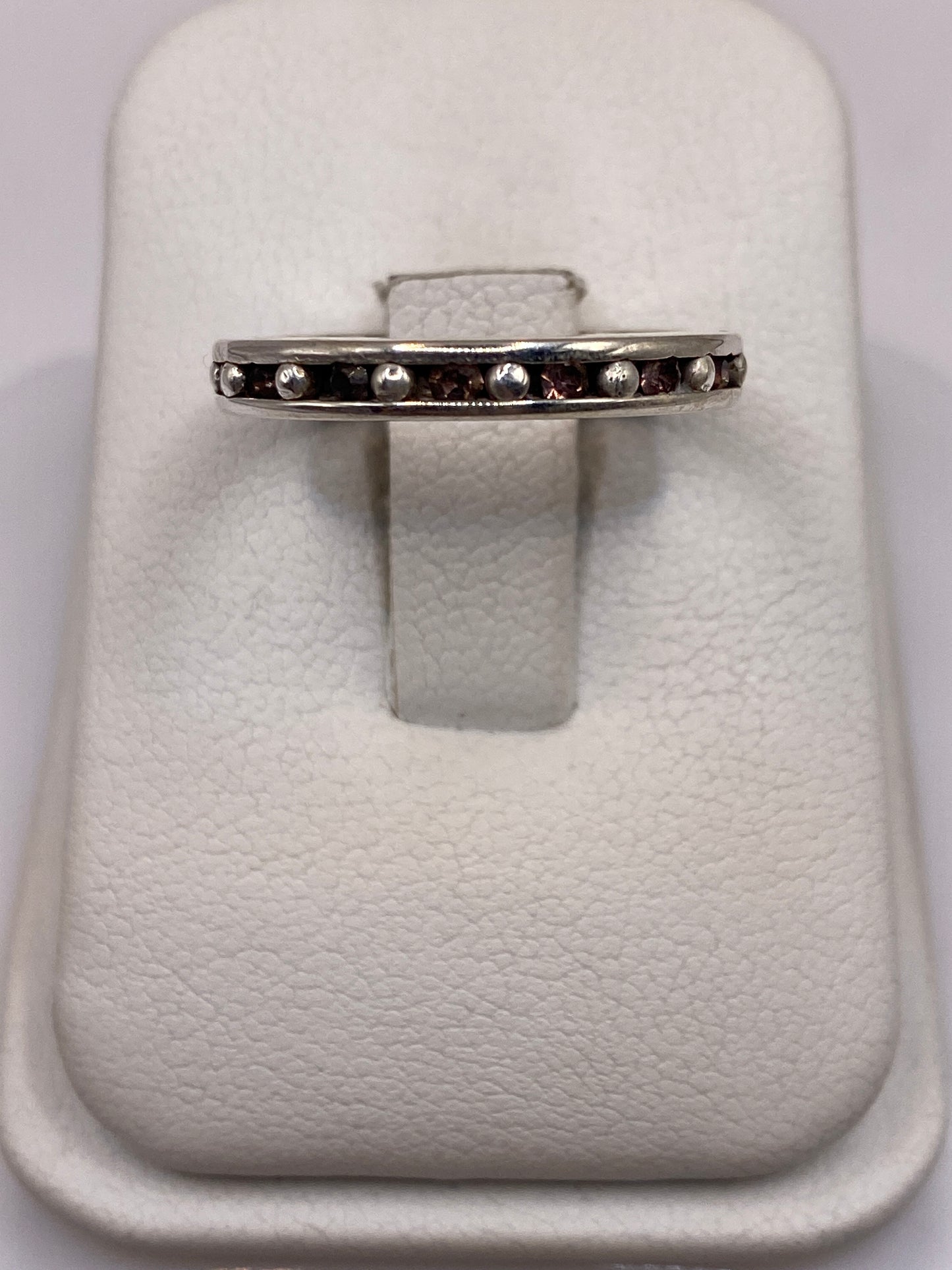 Anillo de plata con circonia rosa solitaria en estuche blanco
