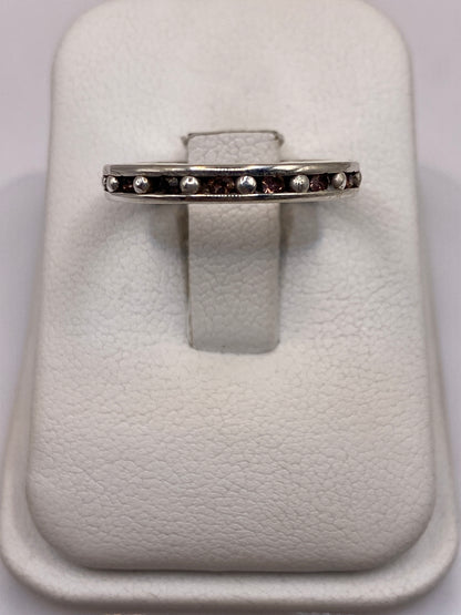 Anillo de plata con circonia rosa solitaria en estuche blanco