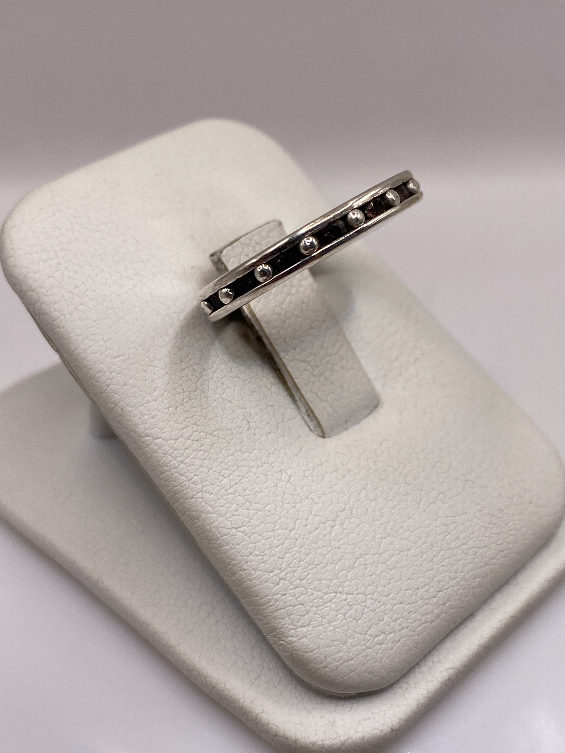 Vista lateral del anillo solitario minimalista en plata .925