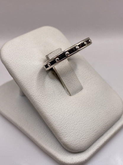 Vista lateral del anillo solitario minimalista en plata .925