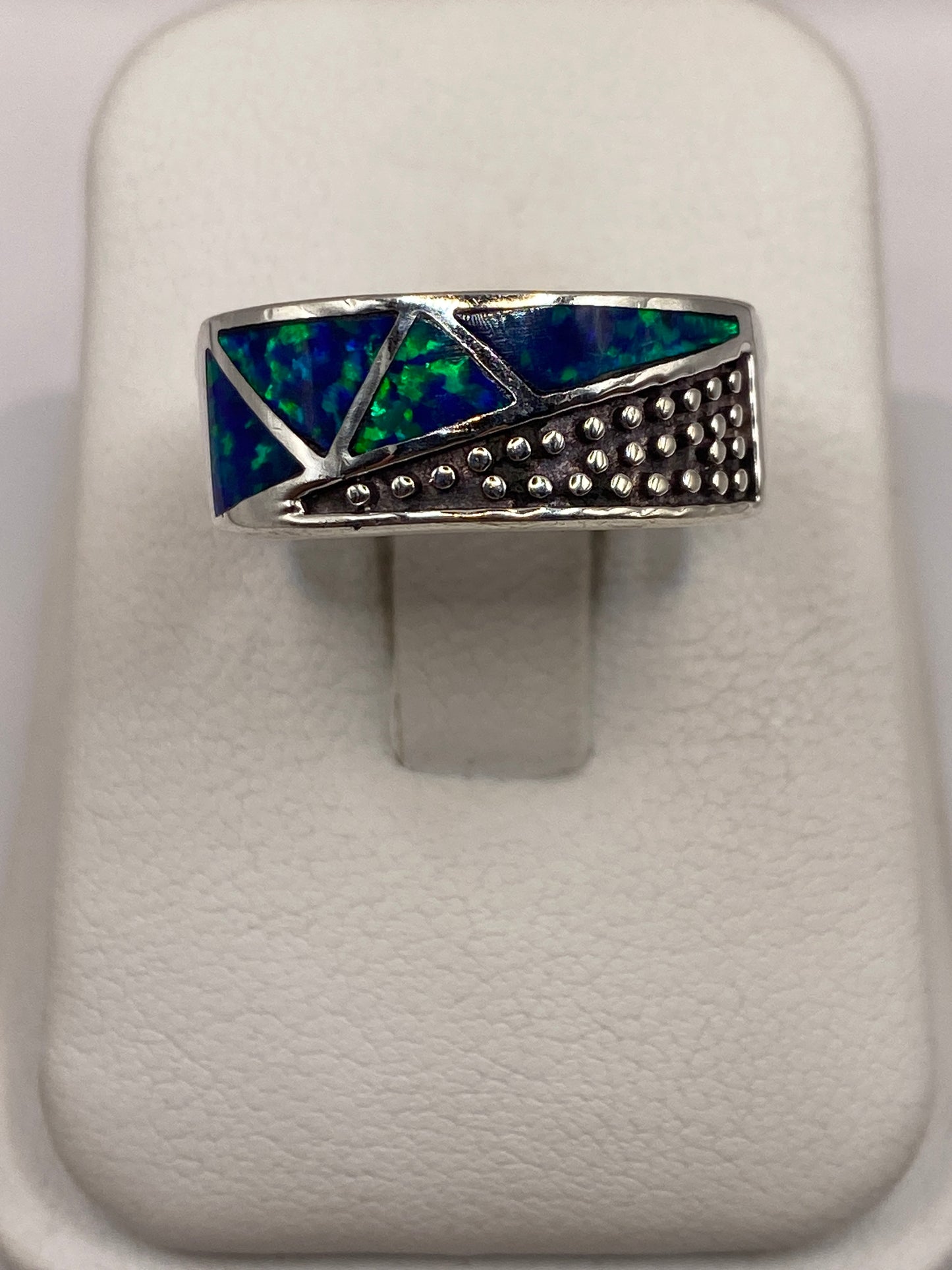 Anillo de plata .950 con ópalo de fuego azul en talla geométrica moderna