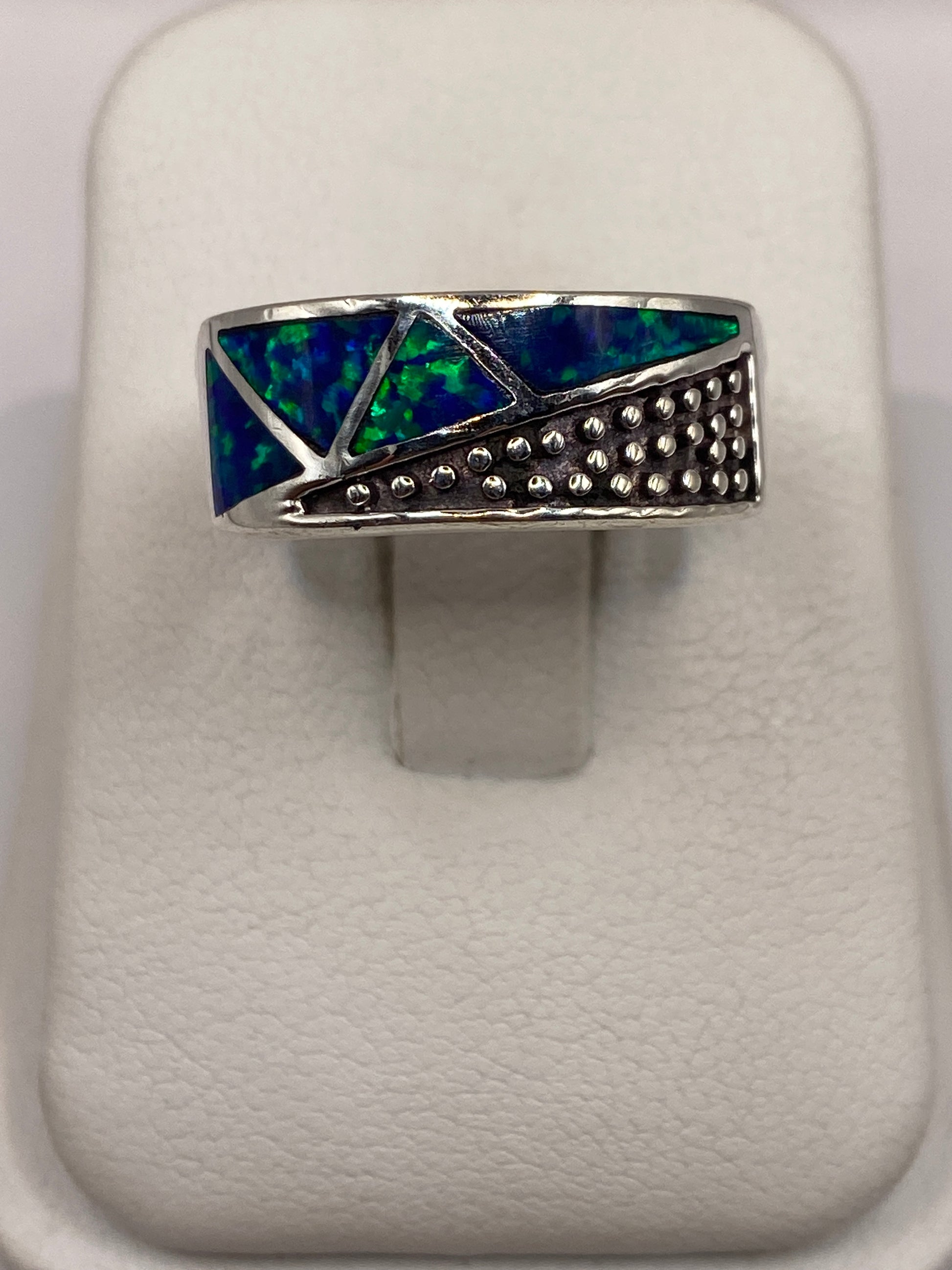 Anillo de plata .950 con ópalo de fuego azul en talla geométrica moderna