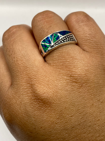 Anillo en la mano mostrando el sello 950 MEXICO y el juego de color del ópalo