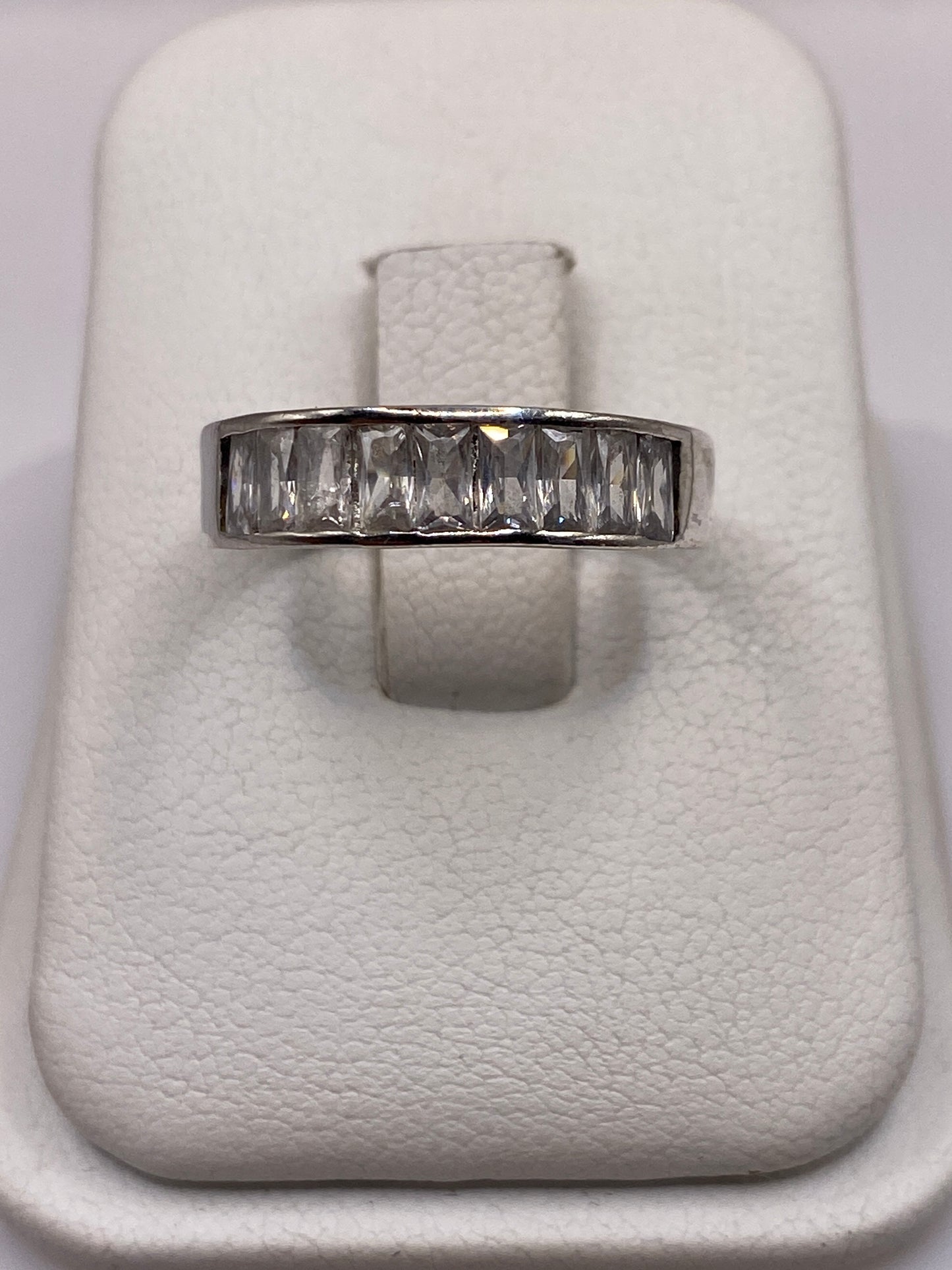 Anillo minimalista de plata con circonia cristalina en banda lisa pulida