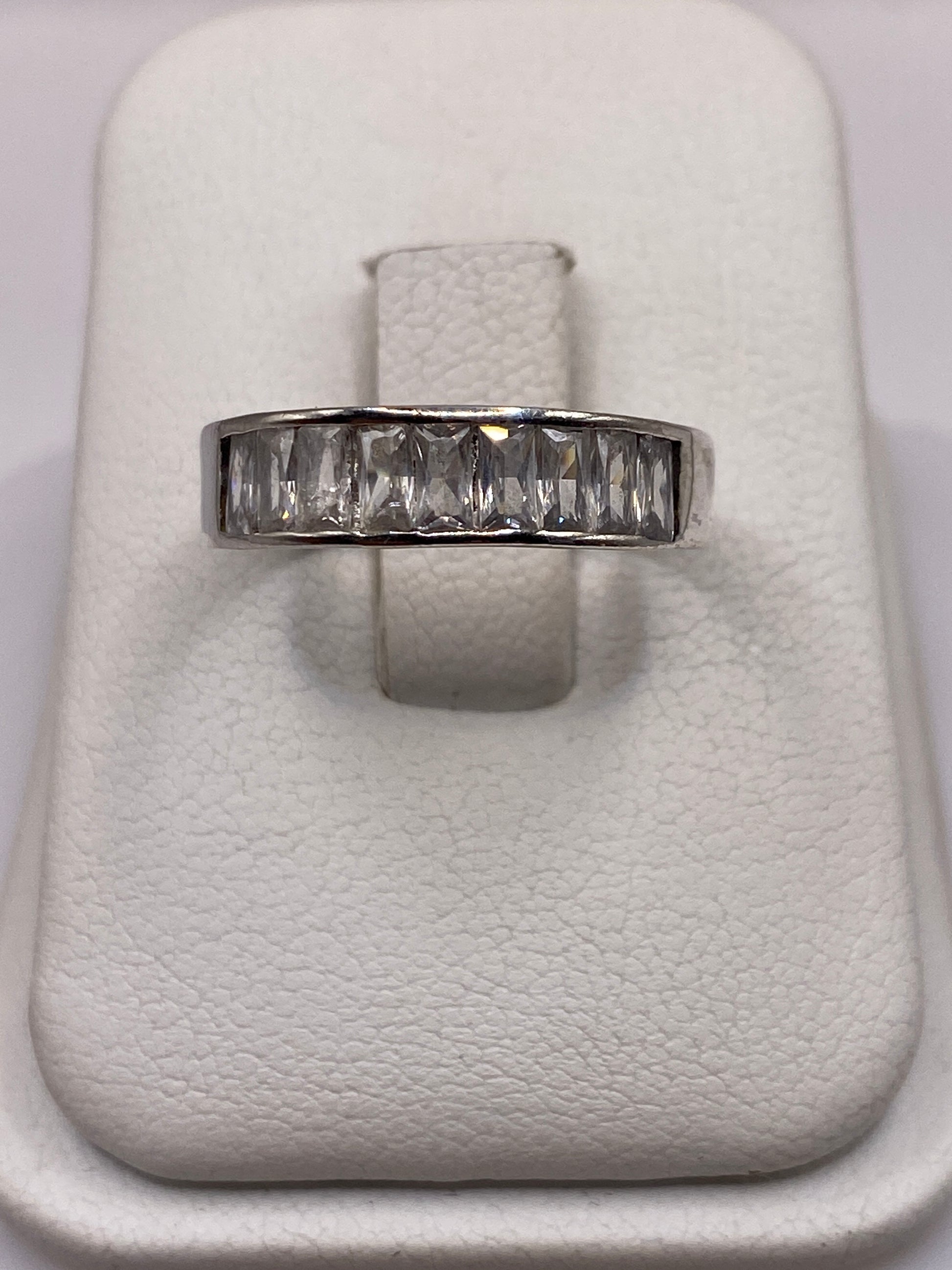 Anillo minimalista de plata con circonia cristalina en banda lisa pulida