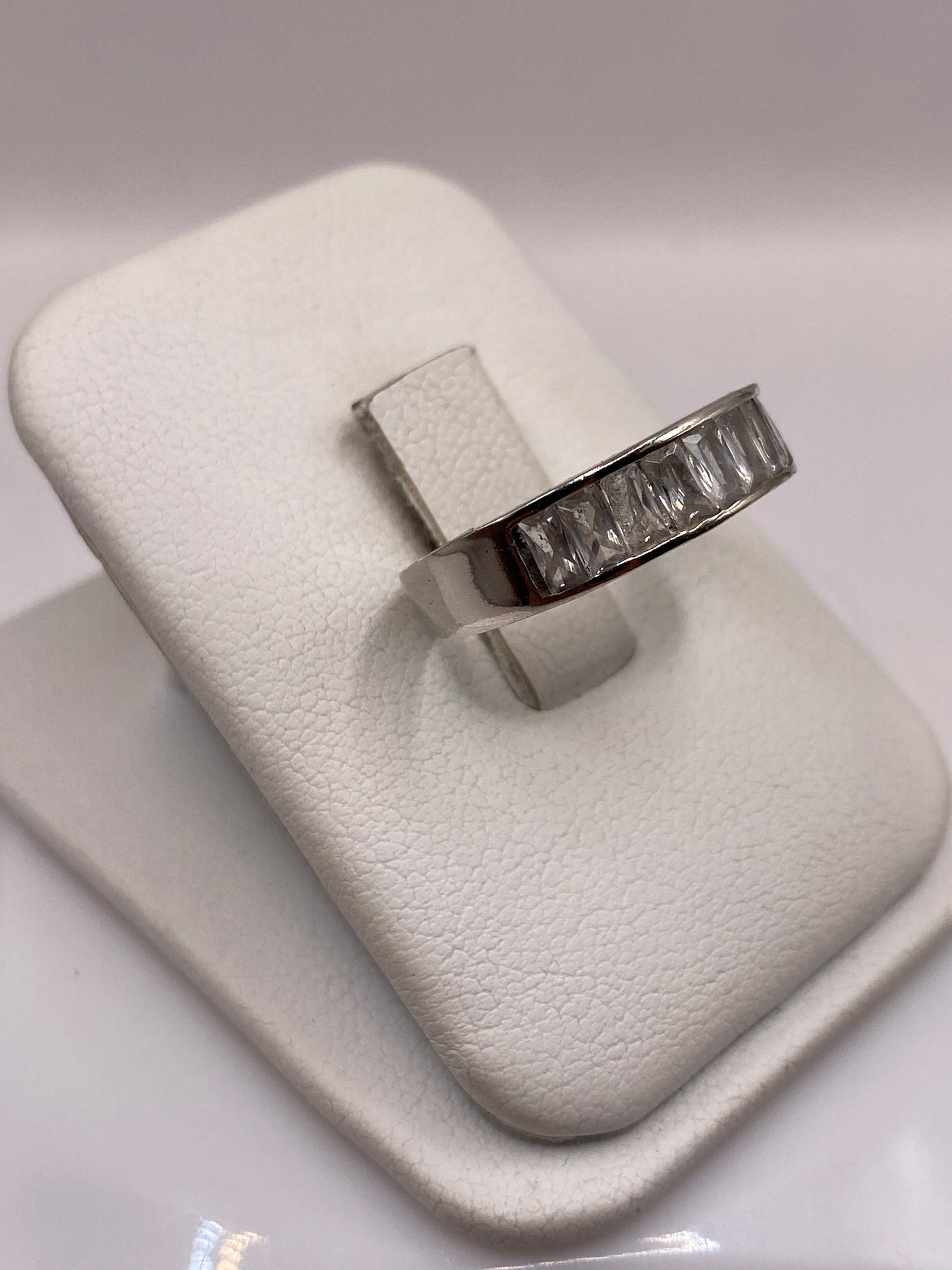 Vista frontal del anillo circonia en plata .925 mostrando el brillo de la piedra