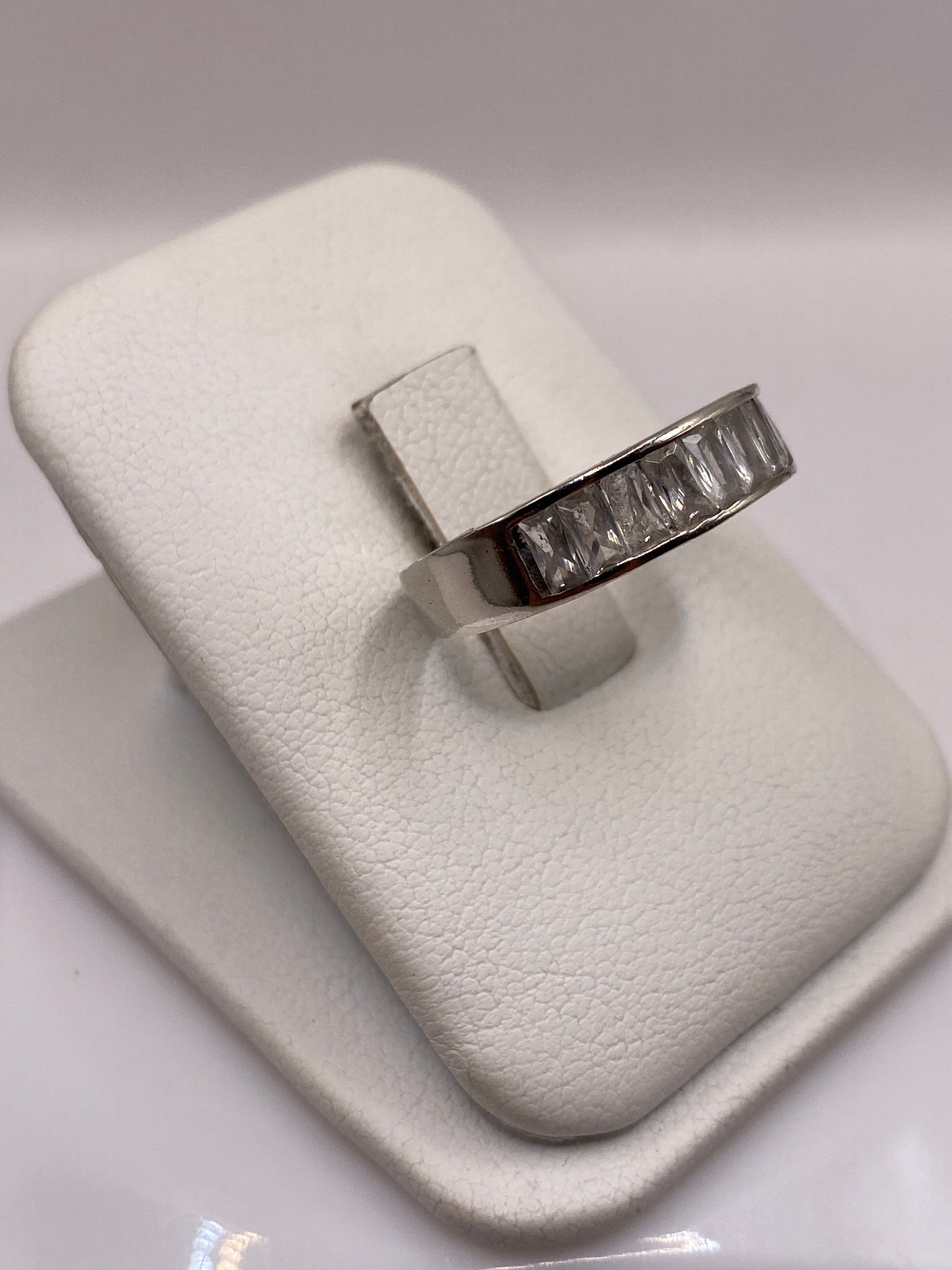 Vista frontal del anillo circonia en plata .925 mostrando el brillo de la piedra