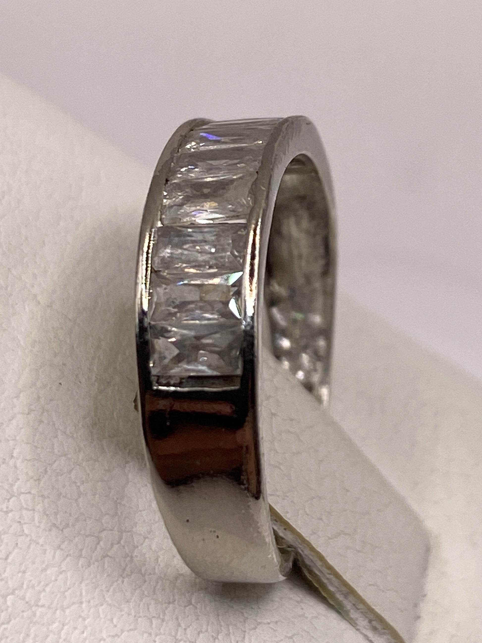 Anillo de plata circonia cristalina puesto en dedo, vista lateral detallada