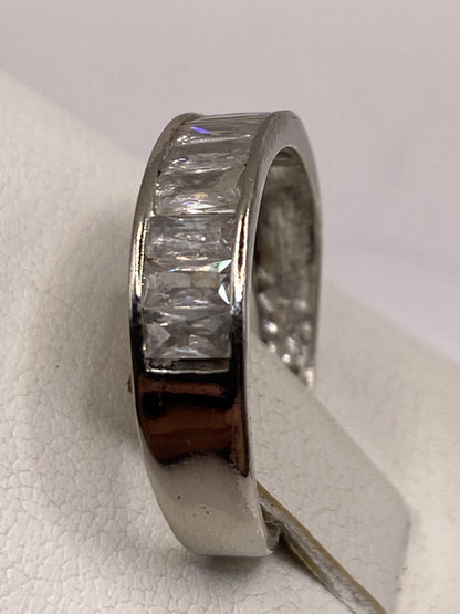 Anillo de plata circonia cristalina puesto en dedo, vista lateral detallada