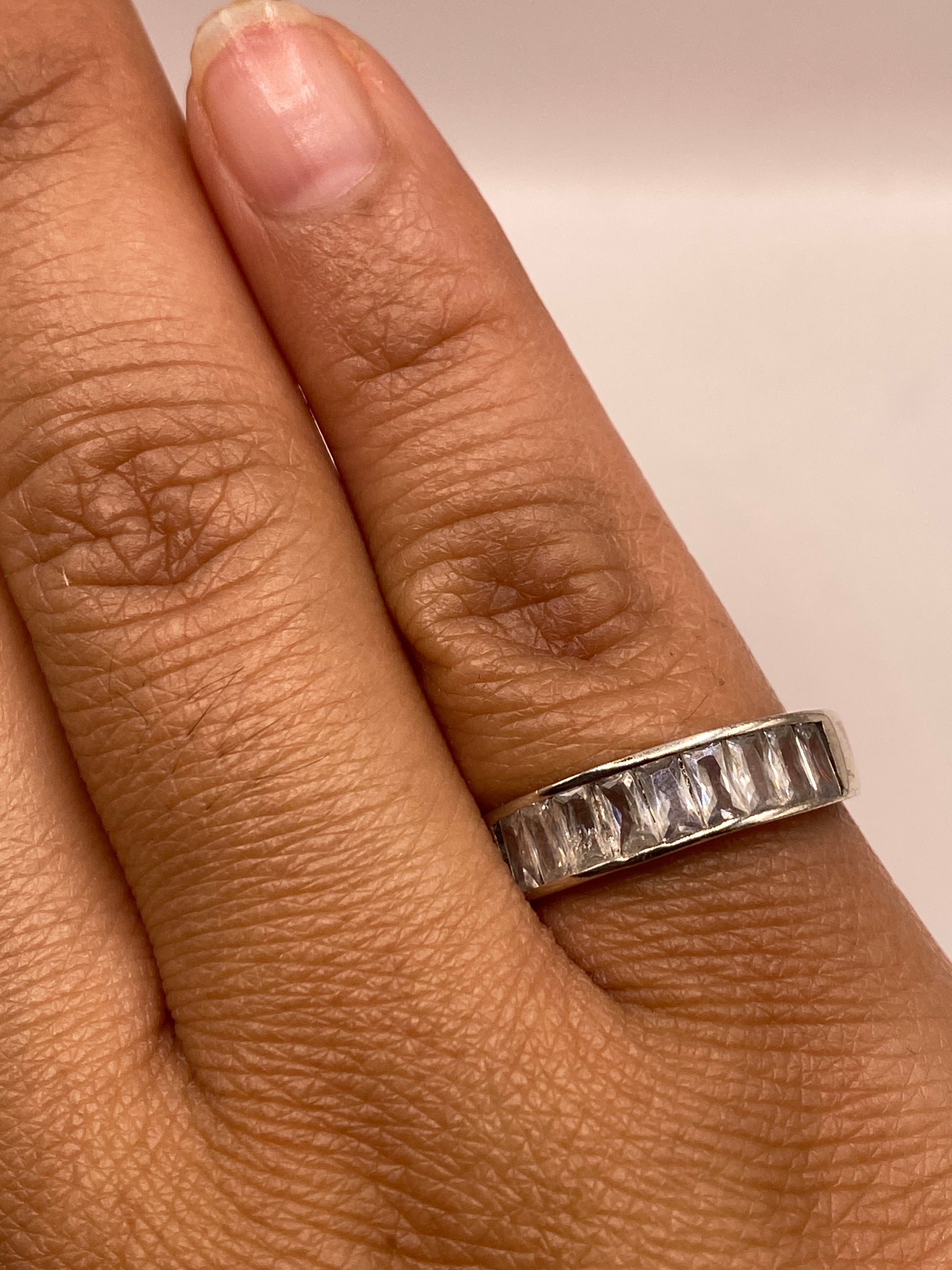 Anillo solitario de plata .925 sobre fondo neutro mostrando el engaste limpio