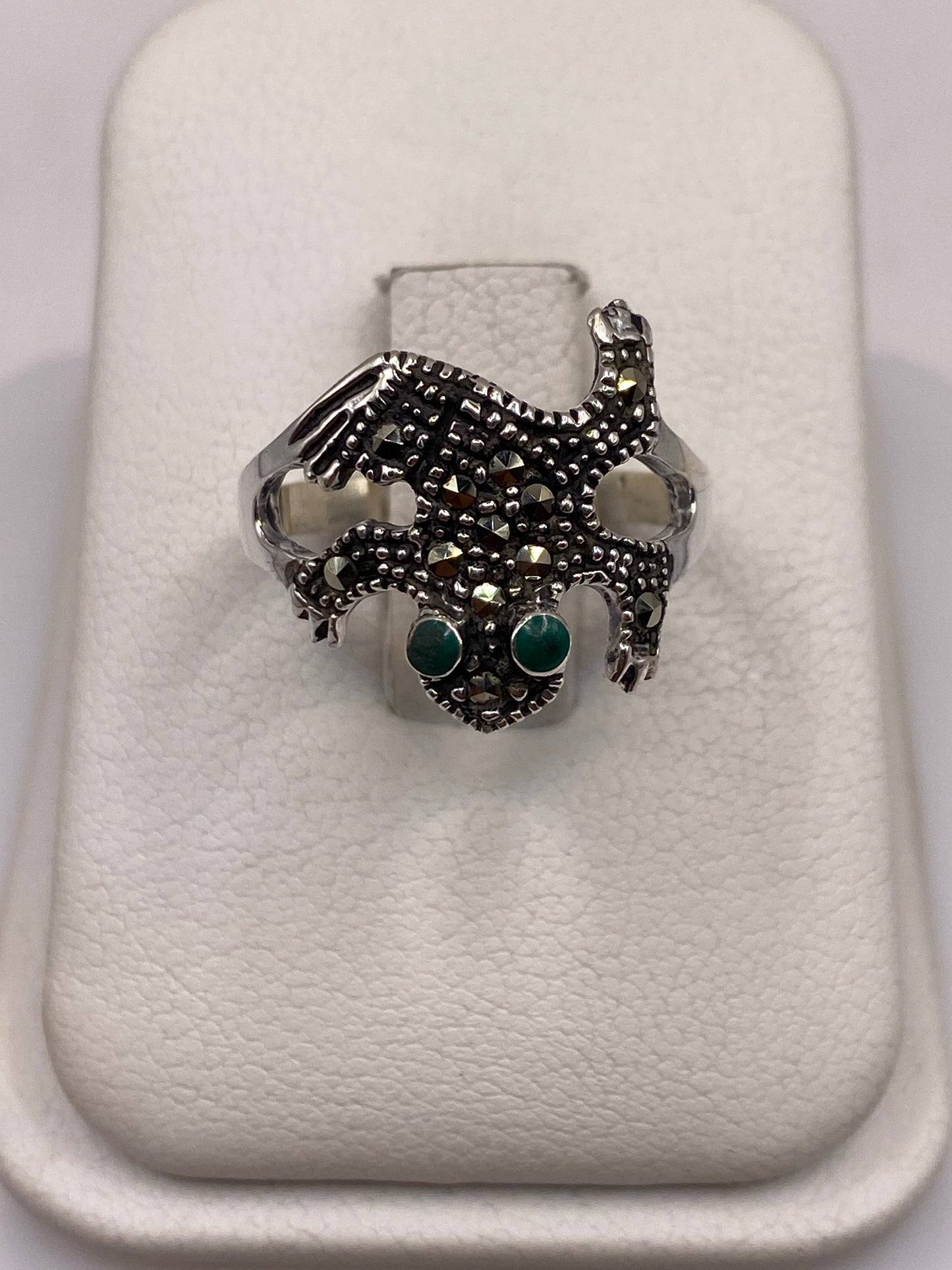 Anillo de plata con águila prehispánica y malaquita verde en estuche blanco