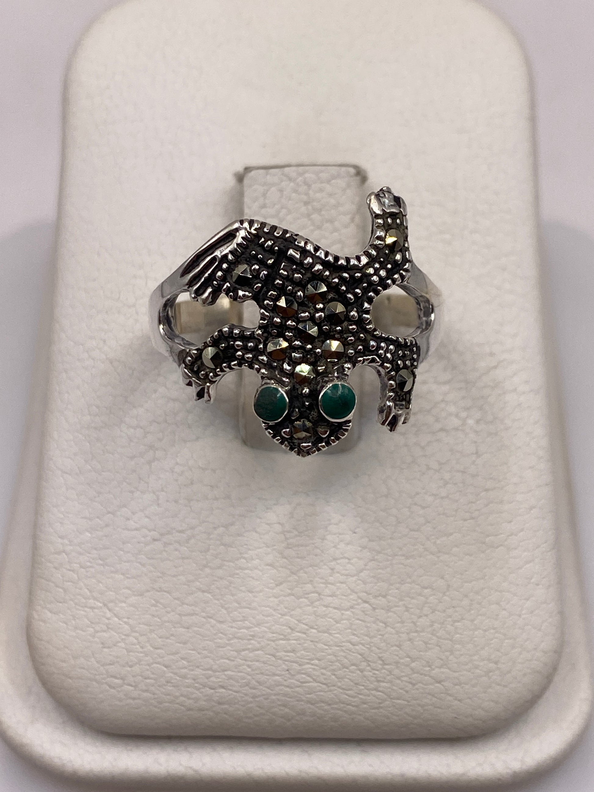 Anillo de plata con águila prehispánica y malaquita verde en estuche blanco
