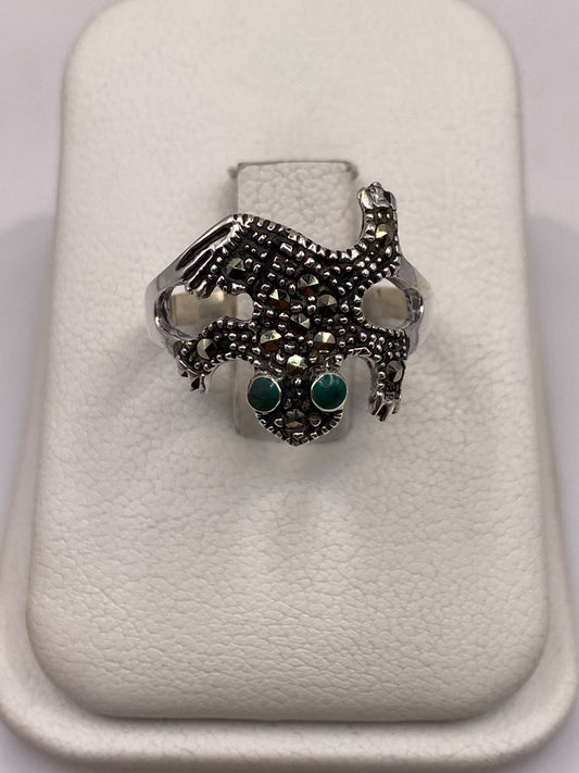 Anillo de plata con águila prehispánica y malaquita verde en estuche blanco