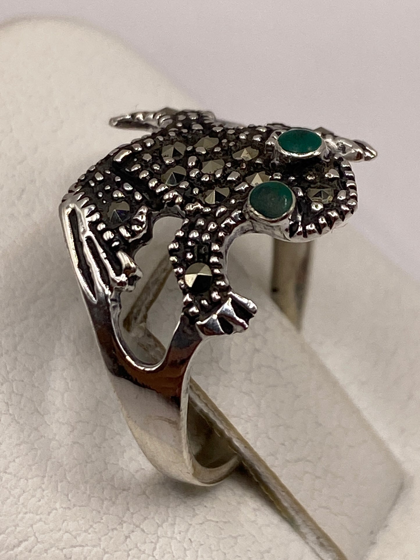 Detalle lateral del anillo con el sello .925 y la banda limpia