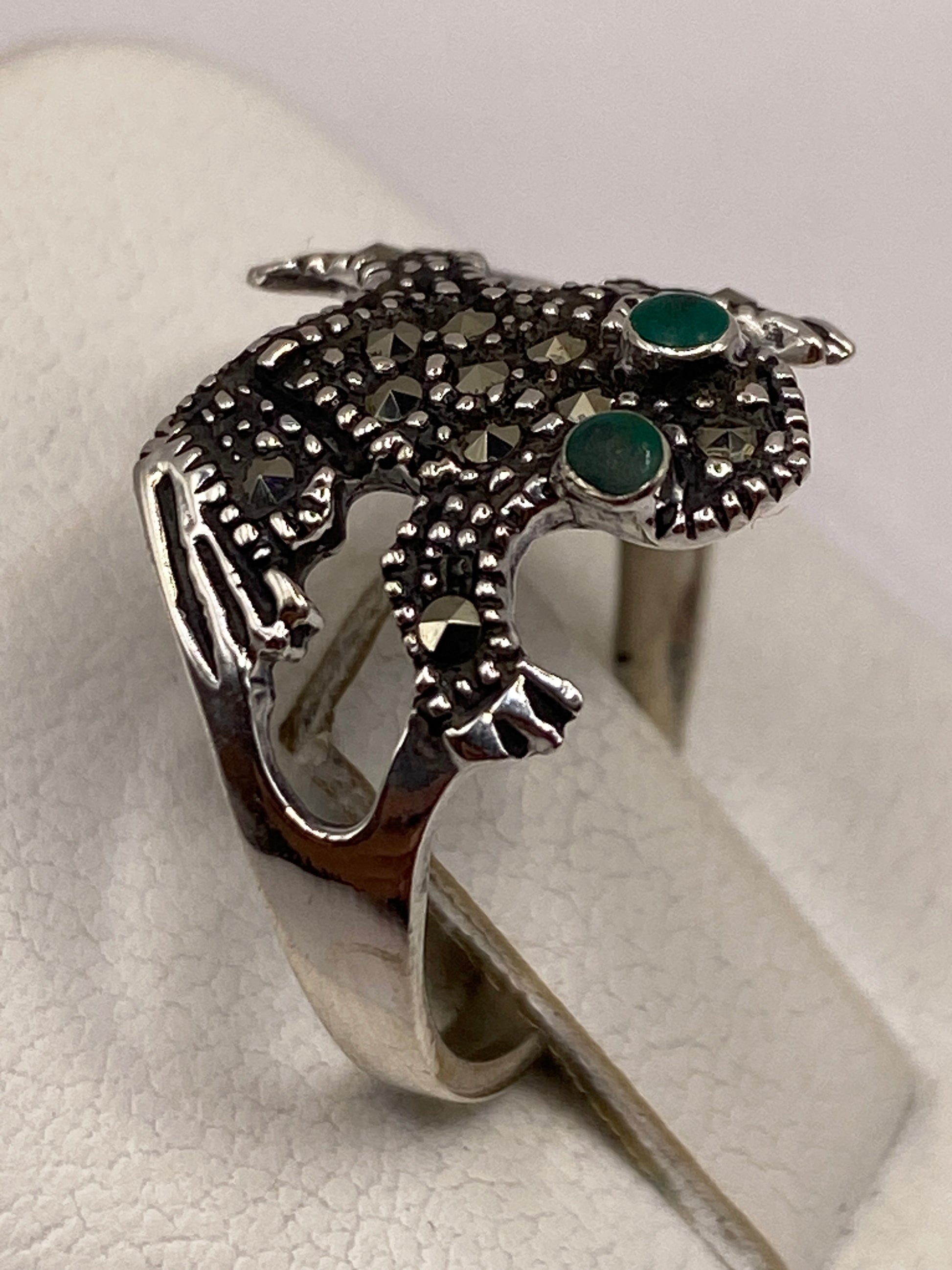 Detalle lateral del anillo con el sello .925 y la banda limpia