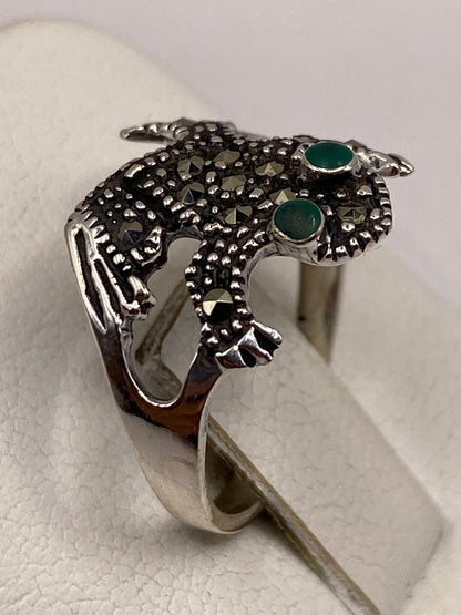 Detalle lateral del anillo con el sello .925 y la banda limpia