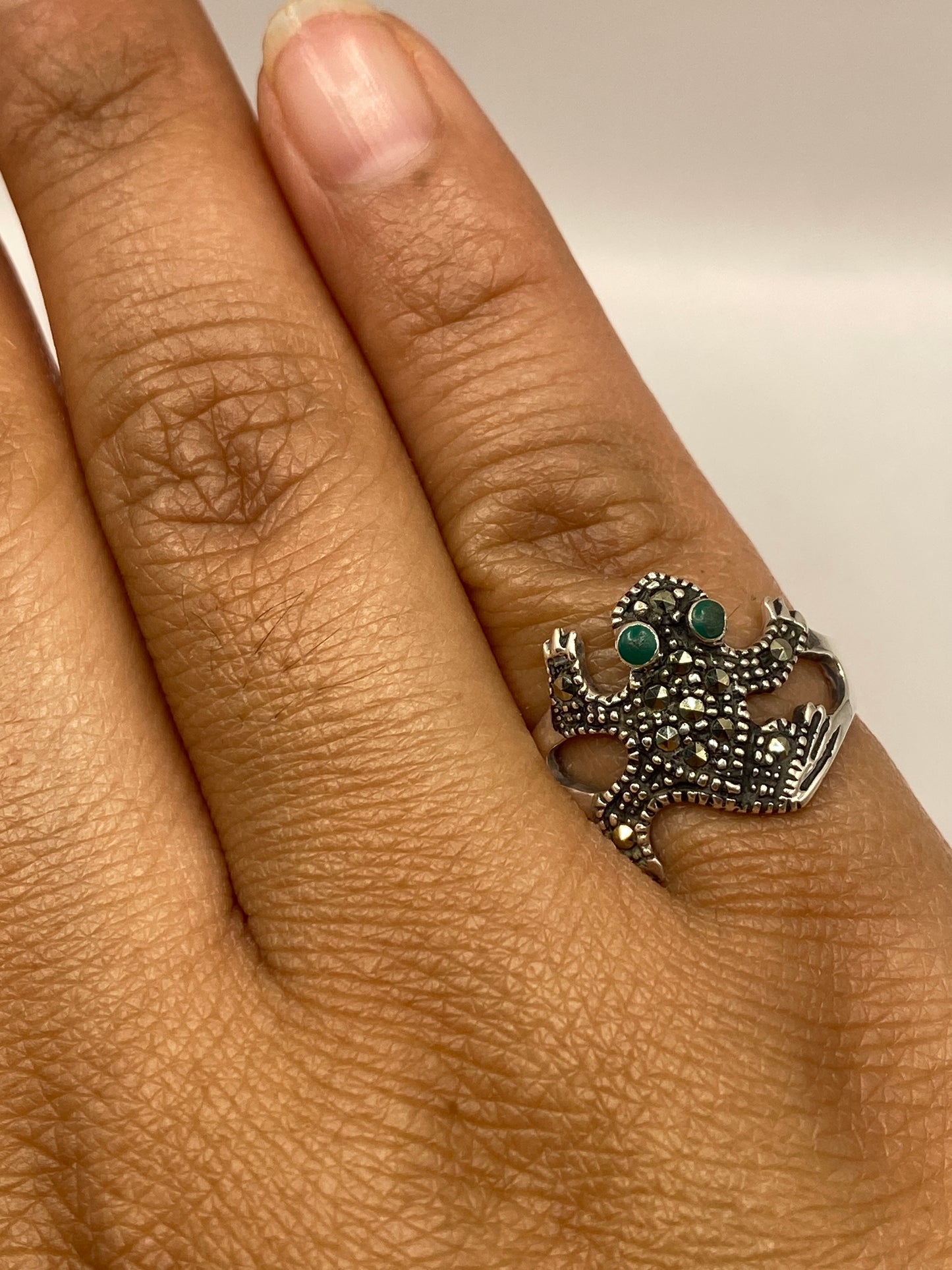 Anillo águila malaquita puesto en mano, mostrando el tamaño y presencia real
