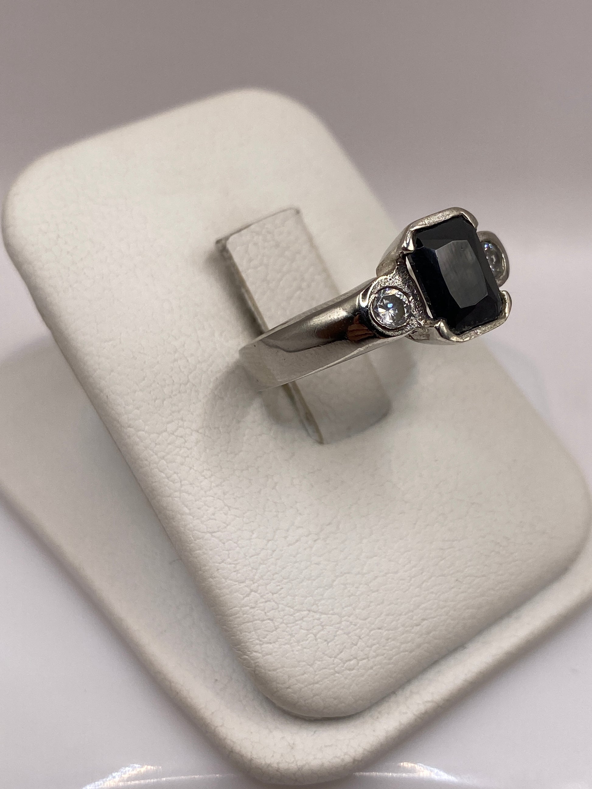Detalle lateral del anillo circonia negra mostrando el engaste seguro en plata .925