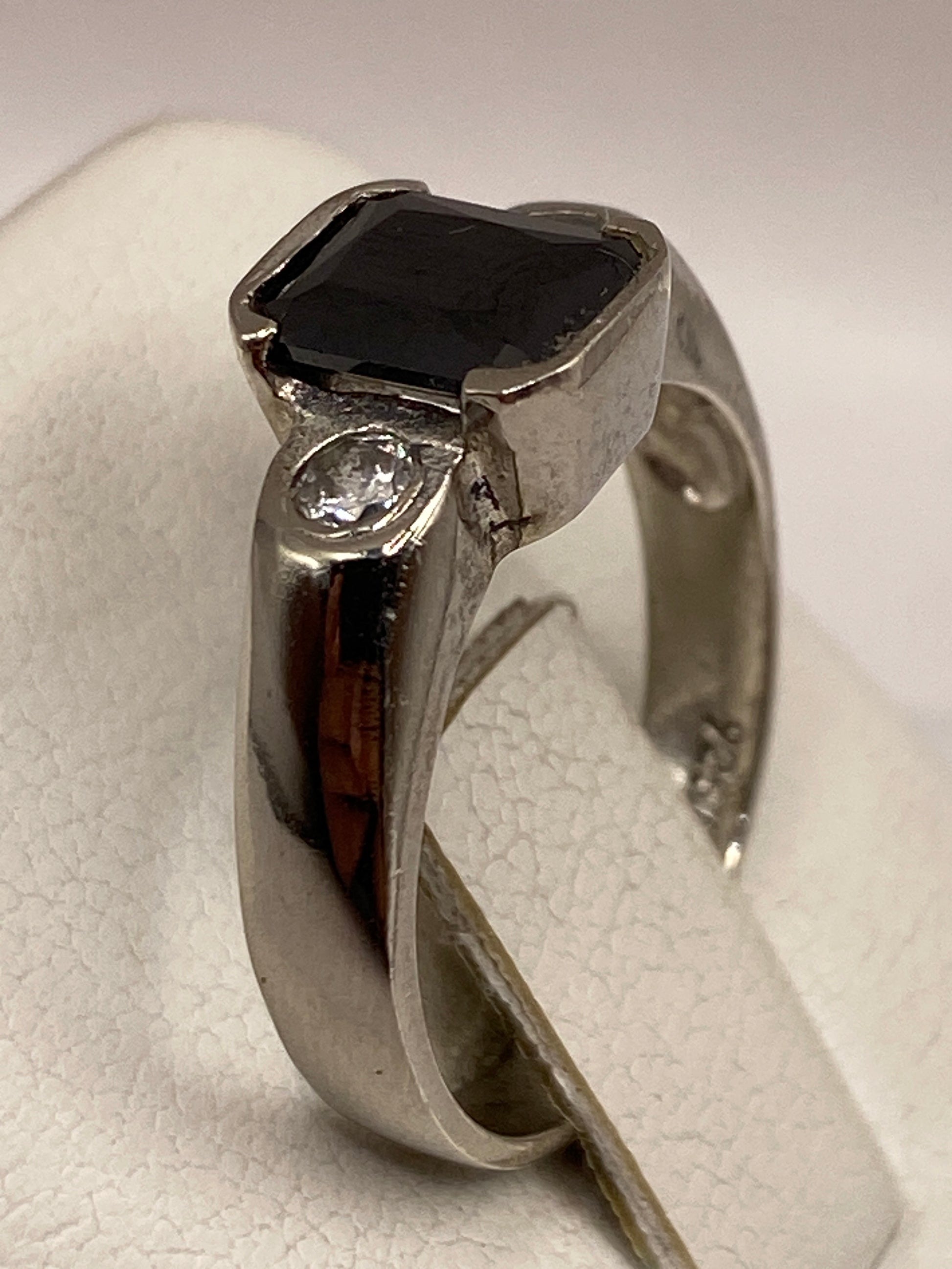 Anillo solitario en la mano mostrando presencia y brillo de la circonia negra