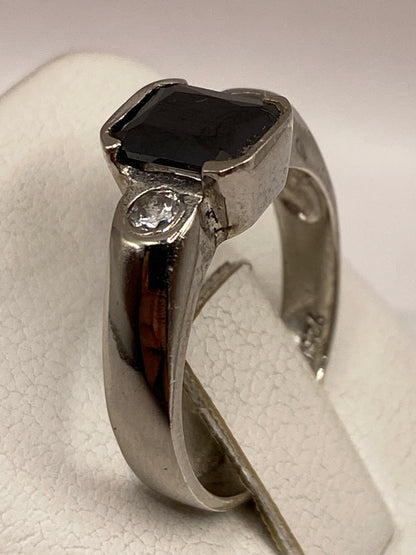 Anillo solitario en la mano mostrando presencia y brillo de la circonia negra
