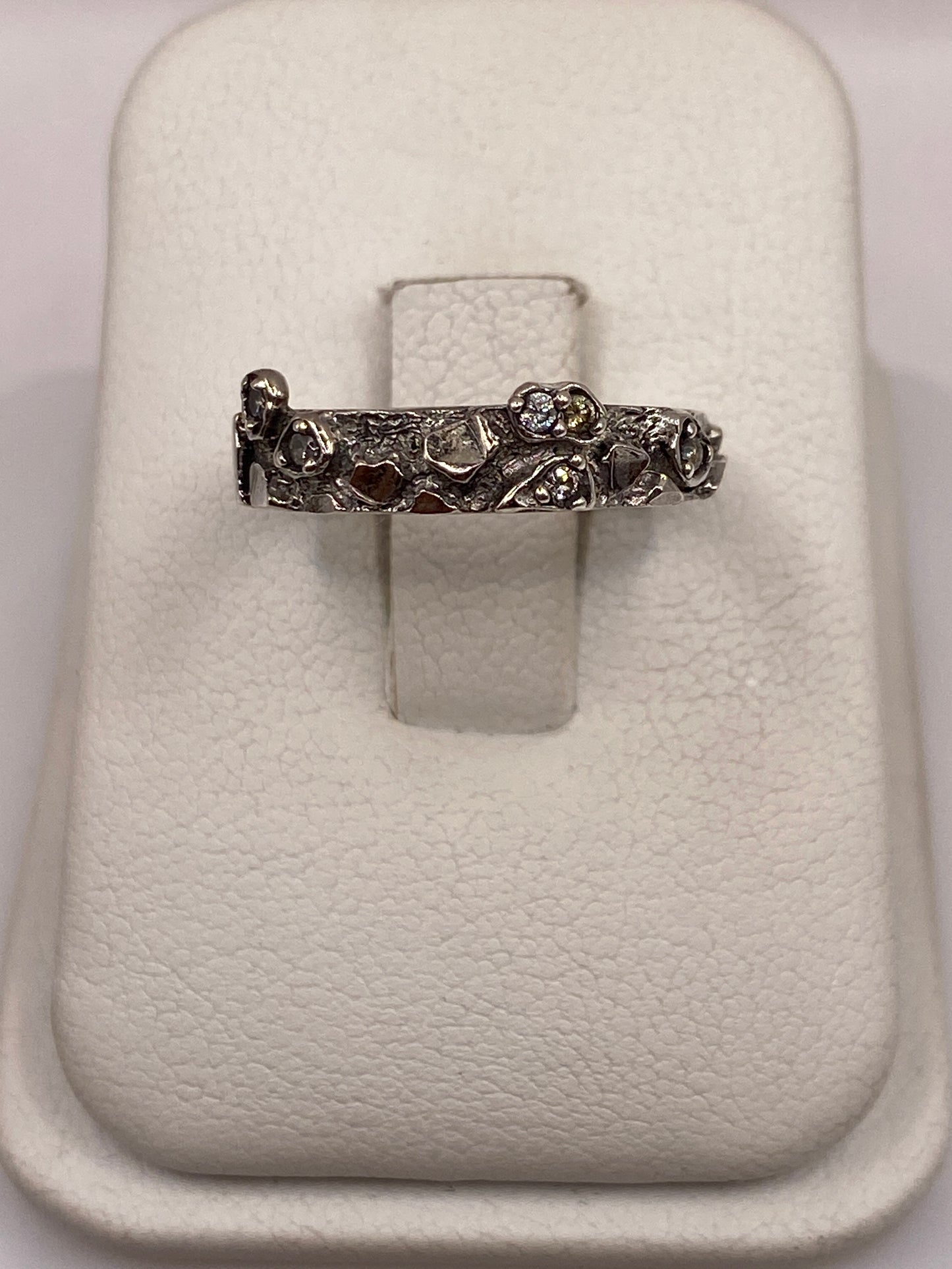 Anillo solitario de plata con circonia blanca brillante, vista frontal en estuche