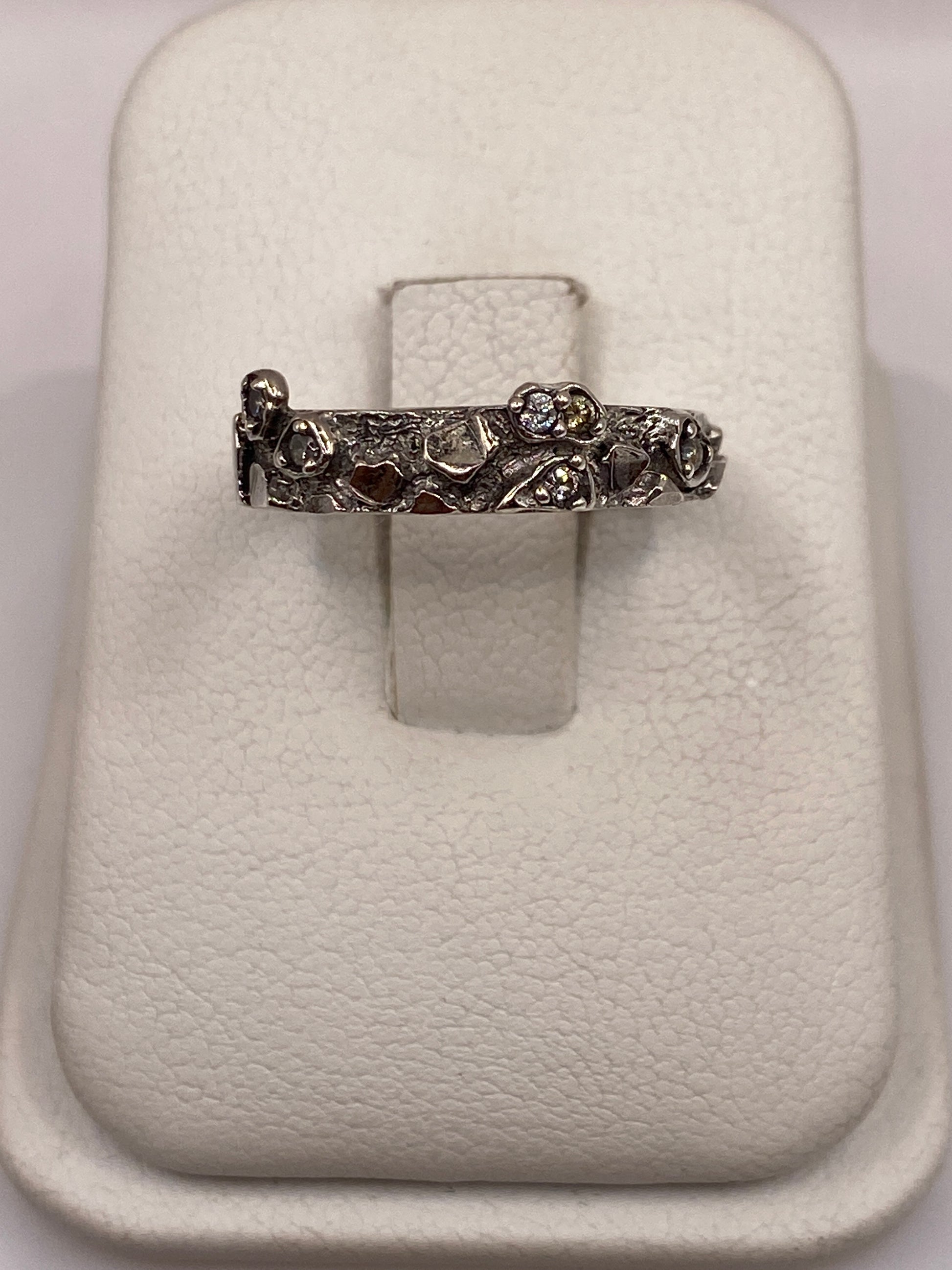 Anillo solitario de plata con circonia blanca brillante, vista frontal en estuche