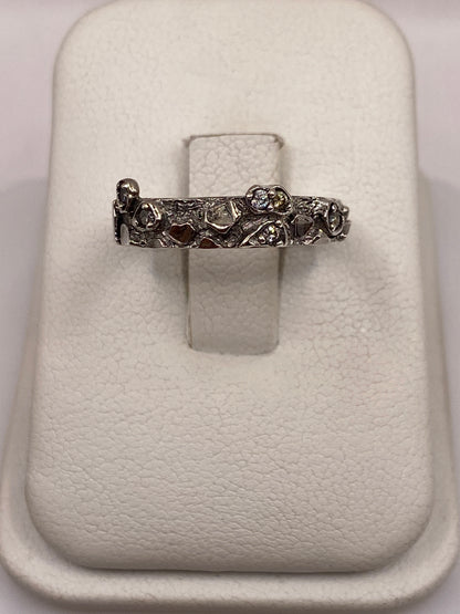 Anillo solitario de plata con circonia blanca brillante, vista frontal en estuche
