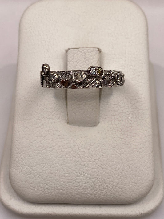 Anillo solitario de plata con circonia blanca brillante, vista frontal en estuche