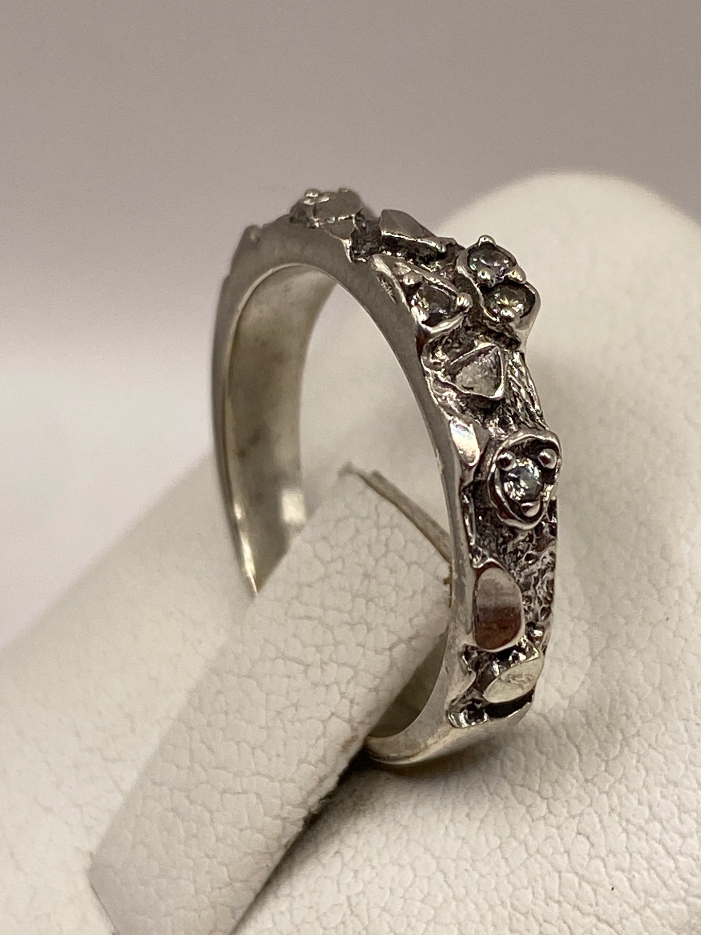 Perfil lateral del anillo solitario en plata pulida de Taxco