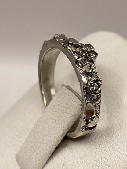 Perfil lateral del anillo solitario en plata pulida de Taxco