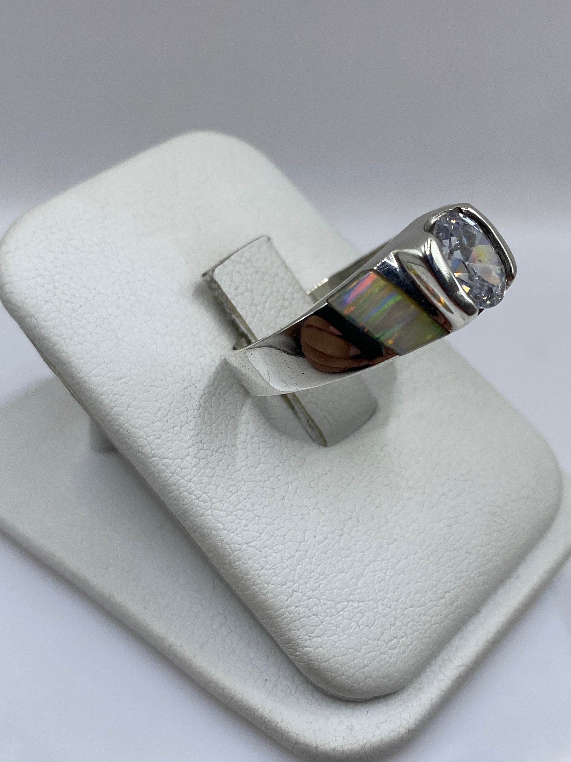 Vista frontal del anillo unisex con engaste arquitectónico del ópalo
