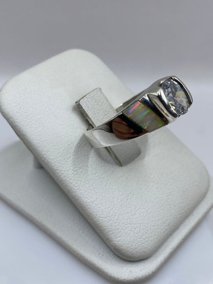 Vista frontal del anillo unisex con engaste arquitectónico del ópalo