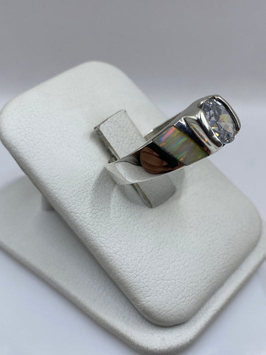 Vista frontal del anillo unisex con engaste arquitectónico del ópalo