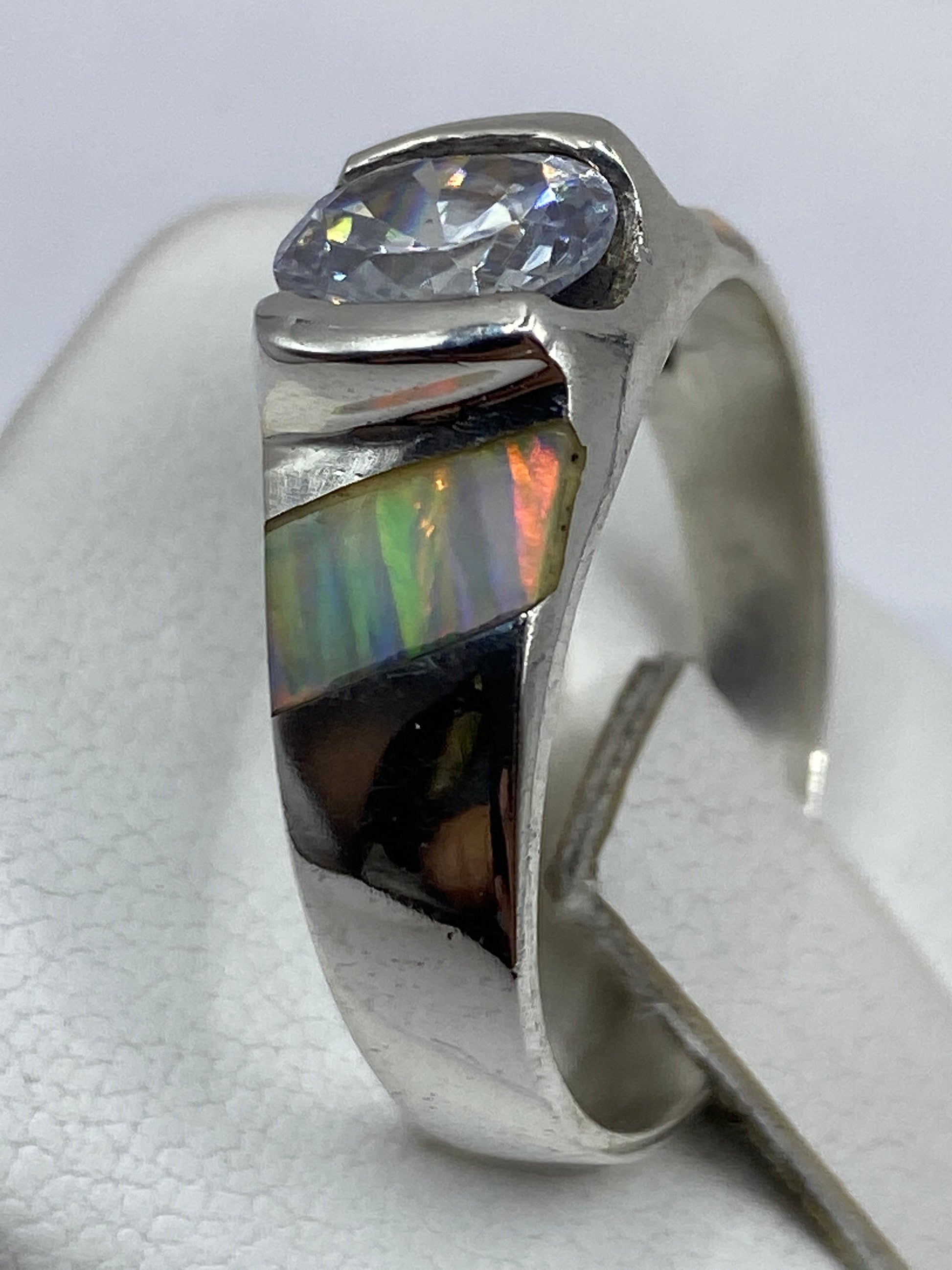 Detalle lateral del anillo en plata .950 mostrando el sello de pureza