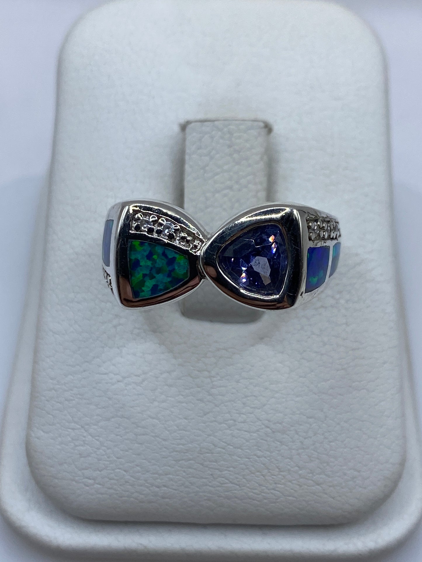 Anillo de plata .925 con ópalo de fuego multicolor (azul, verde, púrpura) en diseño geométrico solitario