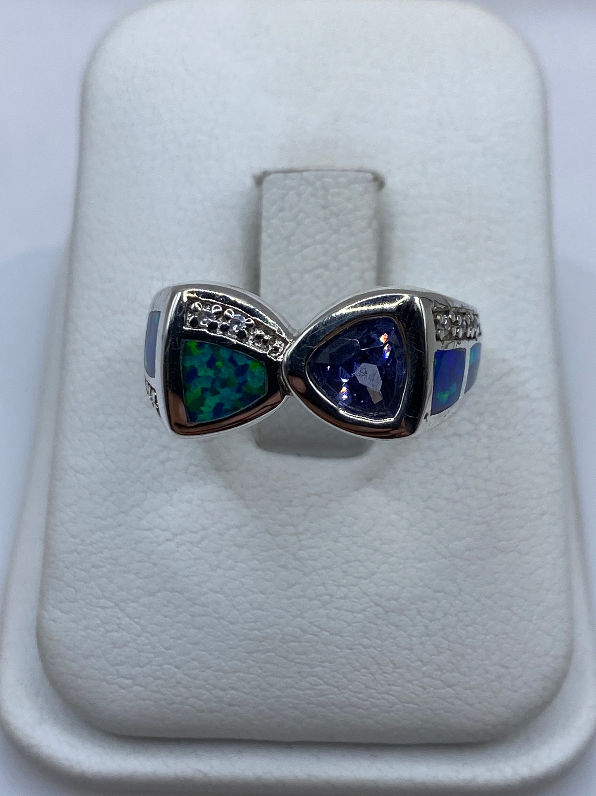 Anillo de plata .925 con ópalo de fuego multicolor (azul, verde, púrpura) en diseño geométrico solitario