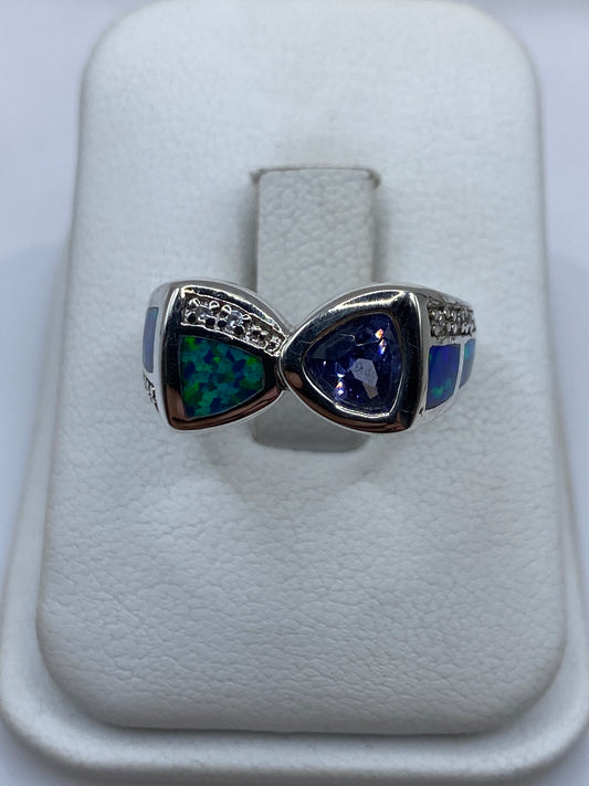 Anillo de plata .925 con ópalo de fuego multicolor (azul, verde, púrpura) en diseño geométrico solitario