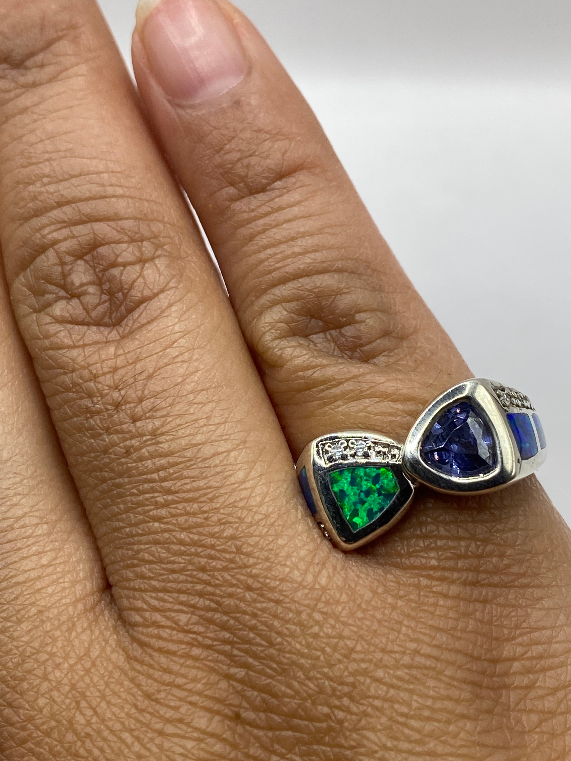 Detalle del sello 925 MEXICO en la banda del anillo con ópalo de fuego