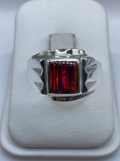 Anillo de plata .925 con ópalo de fuego multicolor en talla 12, diseño geométrico robusto