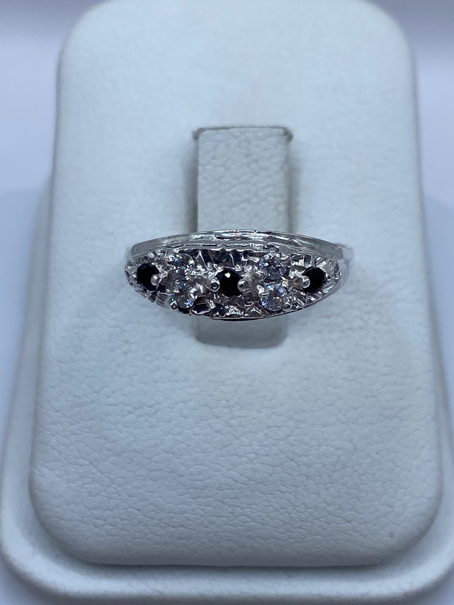 Anillo de plata con circonia negra solitaria en estuche blanco