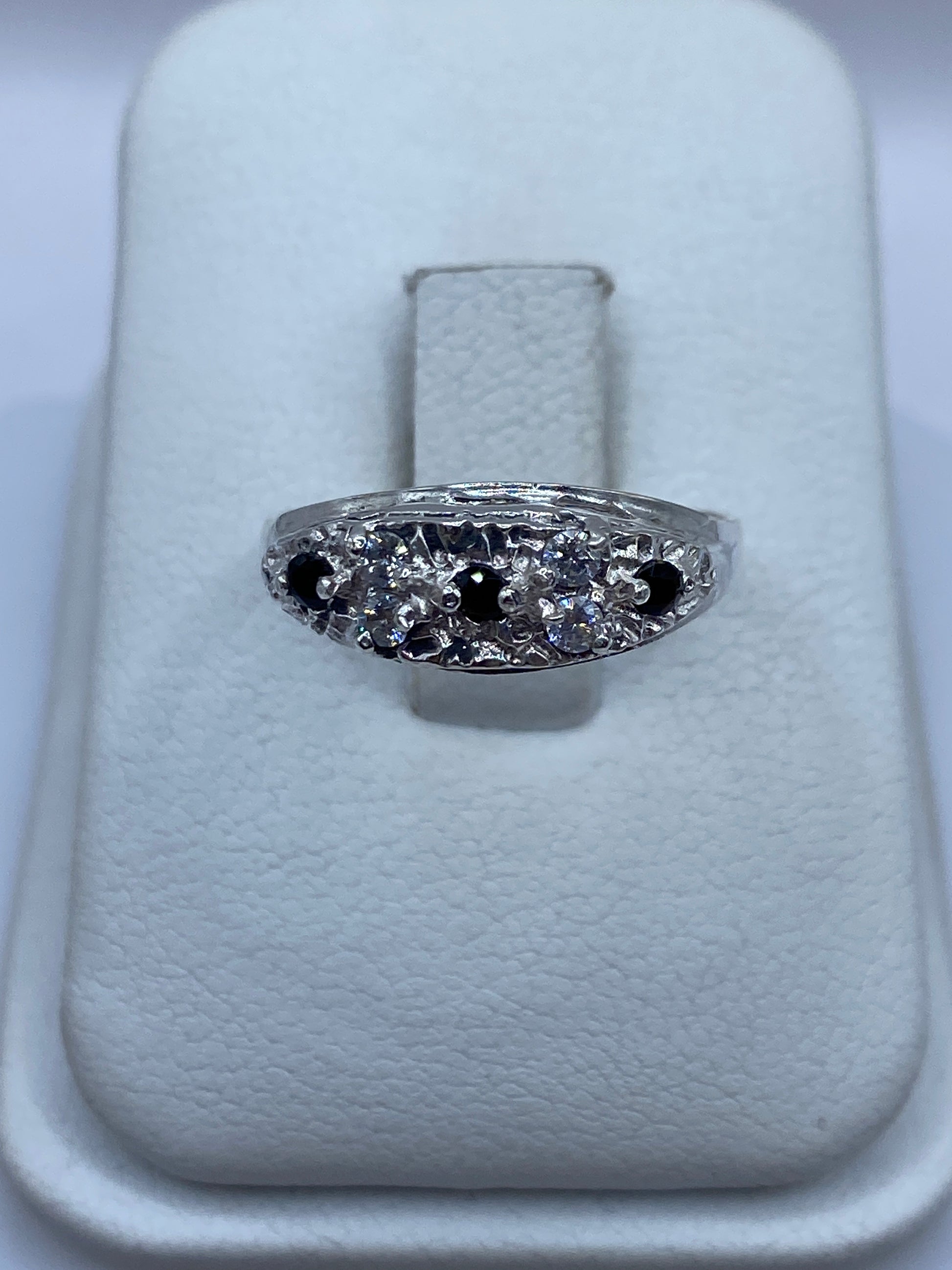 Anillo de plata con circonia negra solitaria en estuche blanco