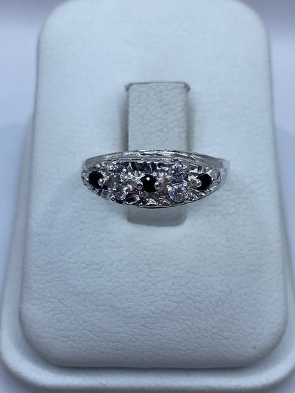 Anillo de plata con circonia negra solitaria en estuche blanco