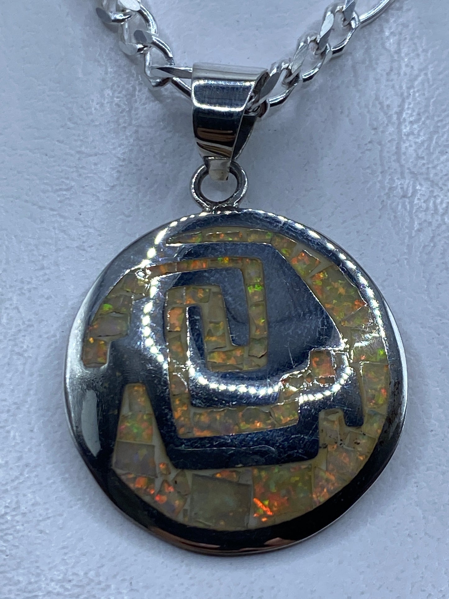 Dije de plata con ópalo de fuego prehispánico en tono naranja, rojo y amarillo