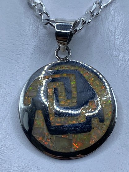 Dije de plata con ópalo de fuego prehispánico en tono naranja, rojo y amarillo