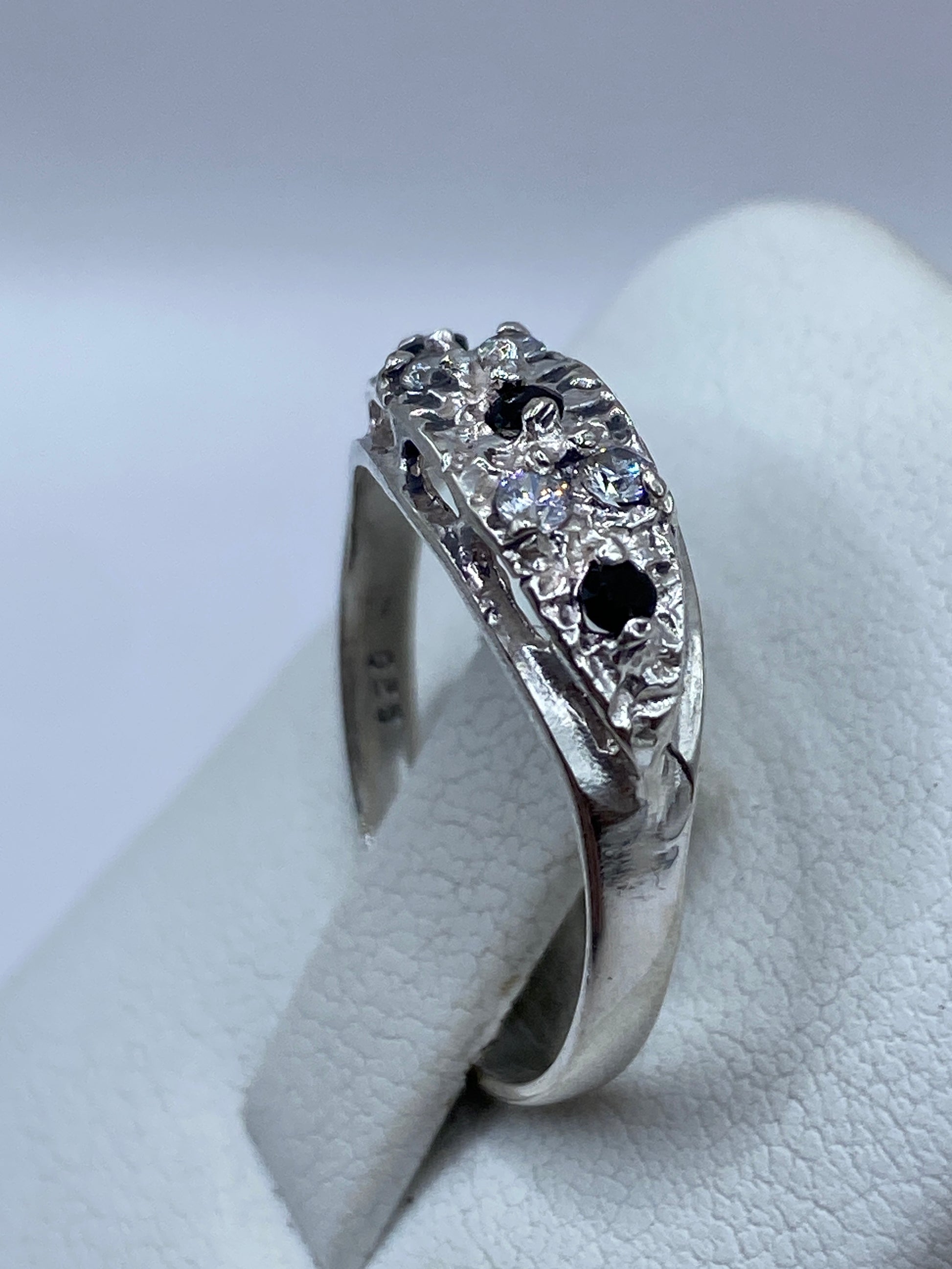 Detalle del engaste de circonia negra brillante en plata de Taxco