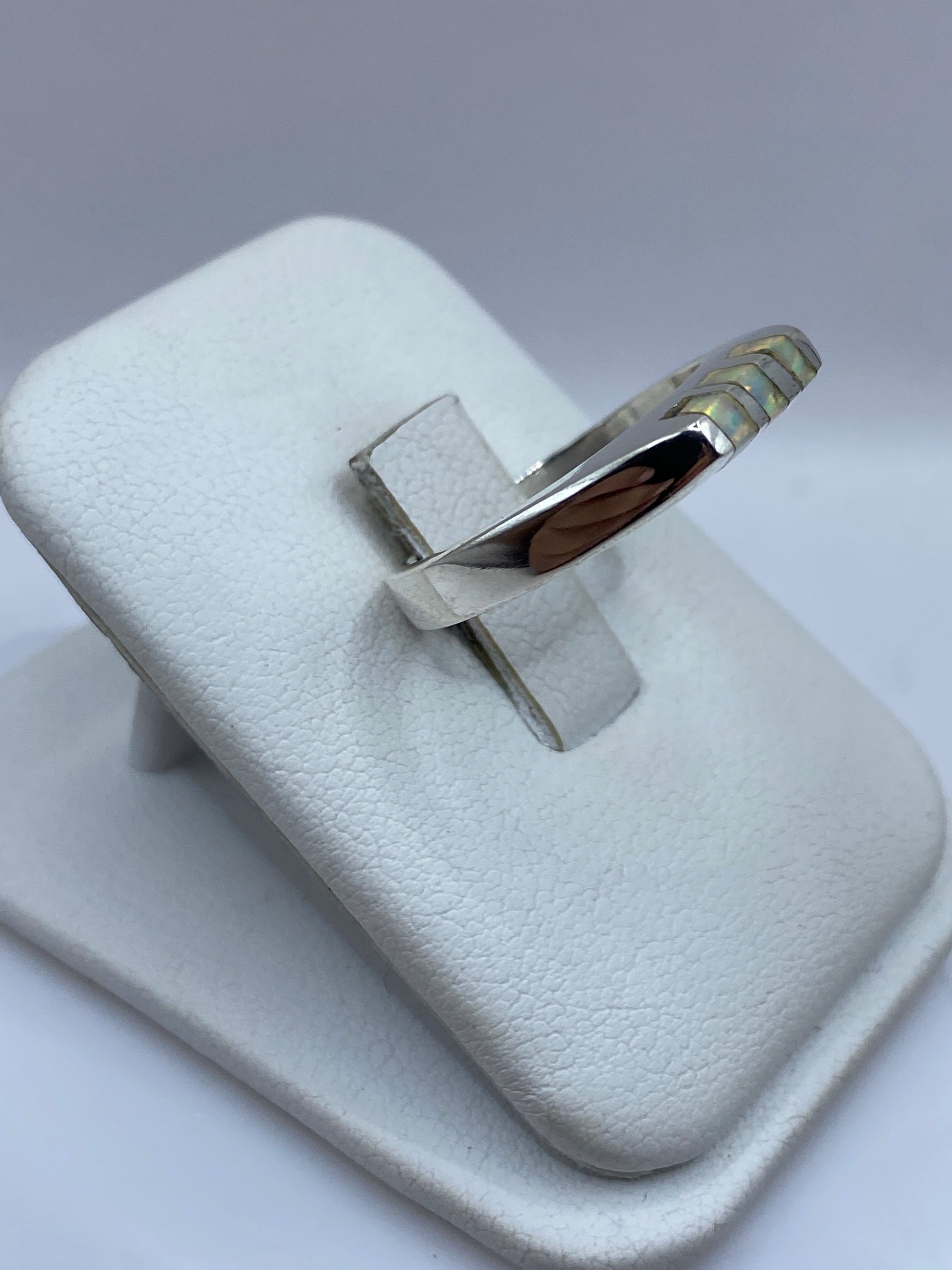 Vista frontal del anillo ópalo de fuego en plata .925, detalle del engaste a mano