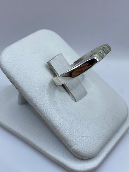 Vista frontal del anillo ópalo de fuego en plata .925, detalle del engaste a mano