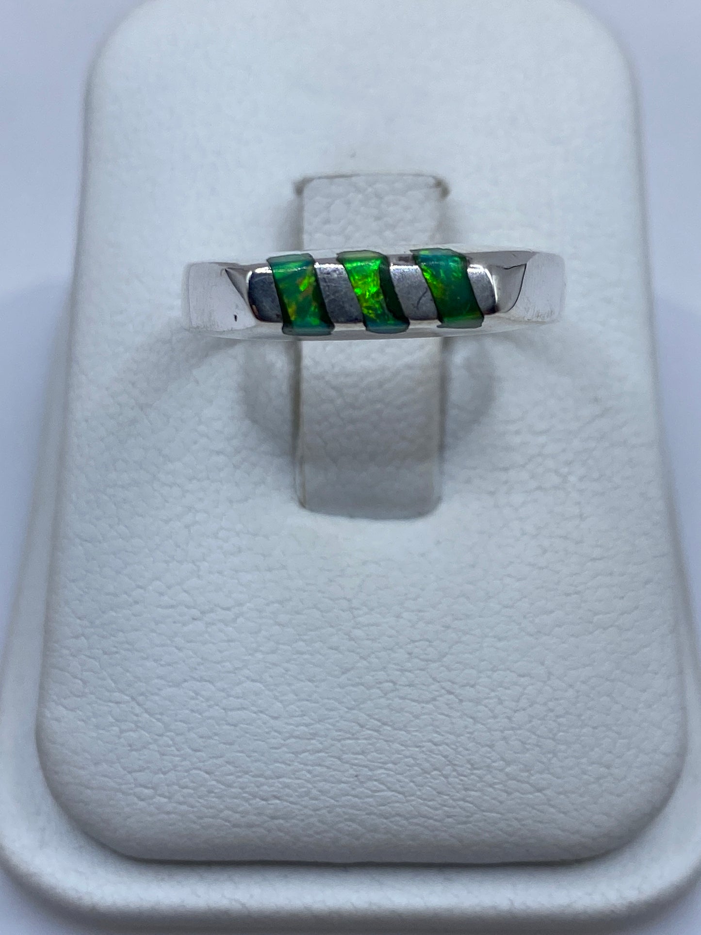 Anillo giratorio de plata con ópalo de fuego verde limón en estuche blanco