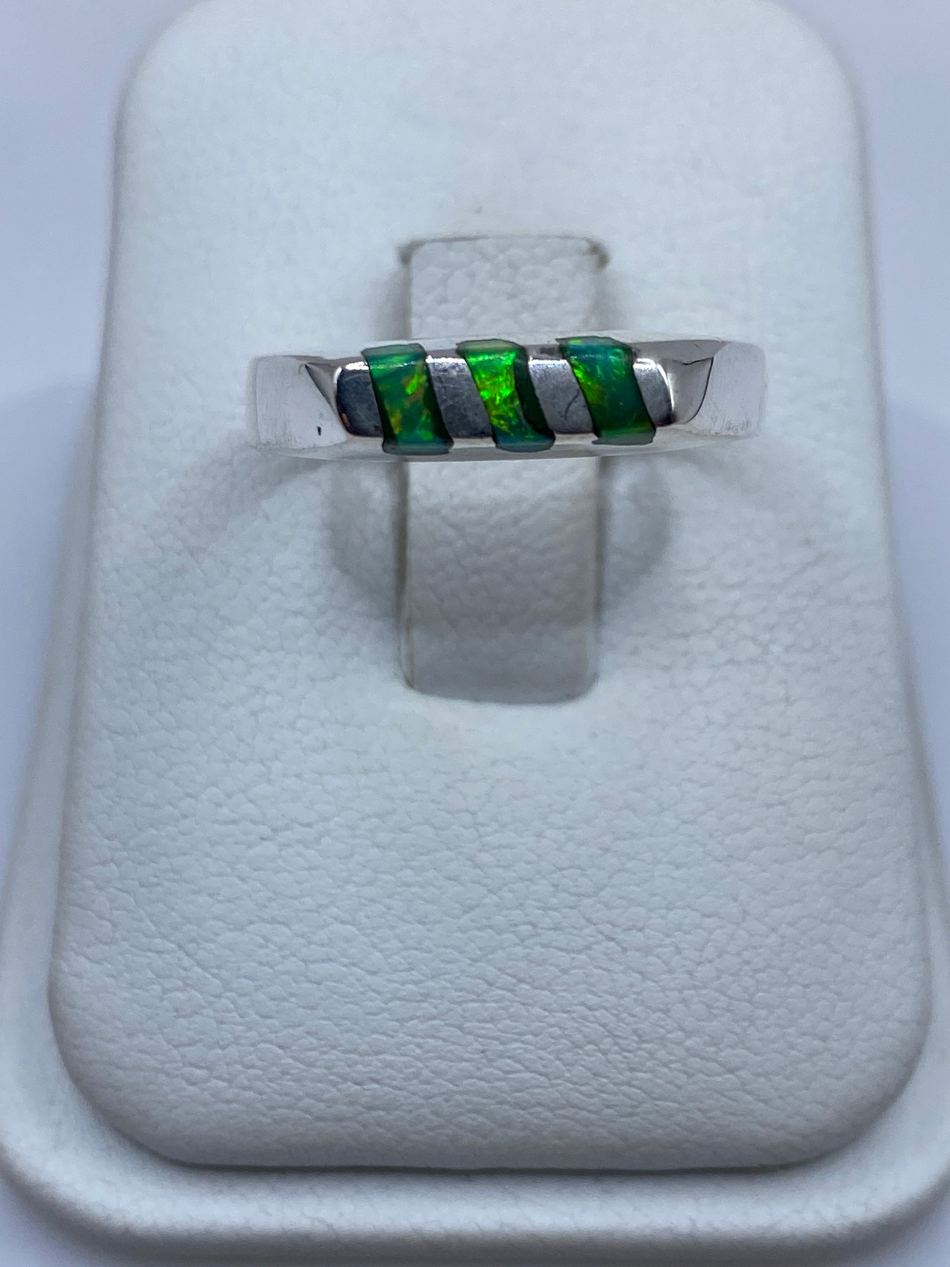 Anillo giratorio de plata con ópalo de fuego verde limón en estuche blanco